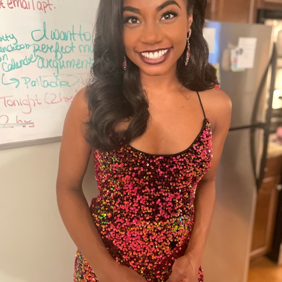 Sparkly prom dress. Only worn once. Size 8, but the strap adjusted to fit 2/4 - Picture 4 of 4